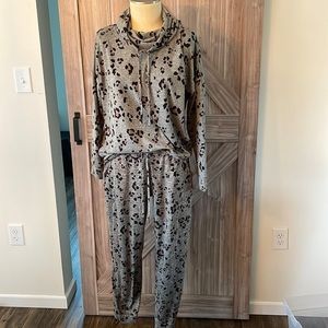 2 piece jogger set - leopard gray print